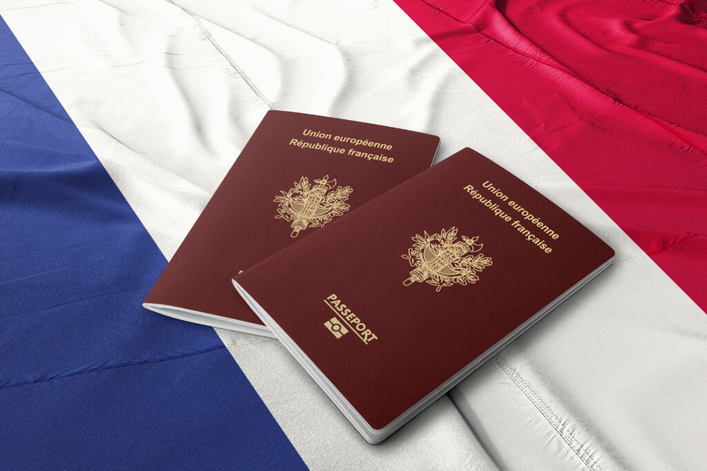 LE PASSEPORT ET LE TITRE DE SÉJOUR FRANÇAIS